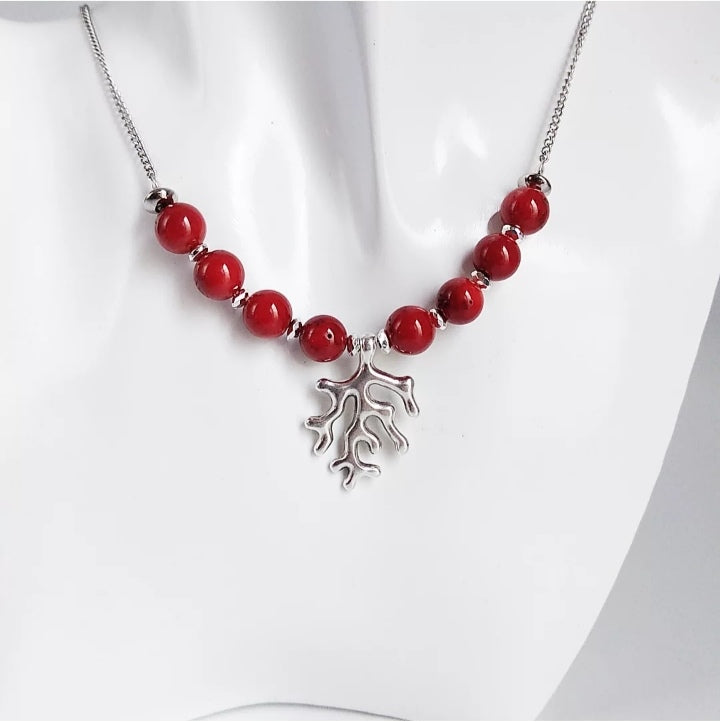 Collier en corail rouge naturel – Confiance, vitalité & bien-être. Perles 8 mm & pendentif 28 mm. Bijou énergétique aux nombreuses vertus.

