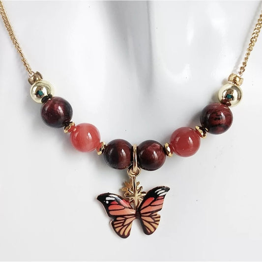 Collier en pierres naturelles Cornaline & Œil de Taureau avec pendentif papillon – énergie, protection et ancrage. Un bijou spirituel pour vitalité, confiance et équilibre.
