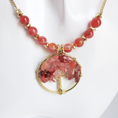 Collier en cornaline naturelle avec pendentif Arbre de Vie doré. Vitalité, courage, ancrage & élégance. Bijou énergétique & raffiné.