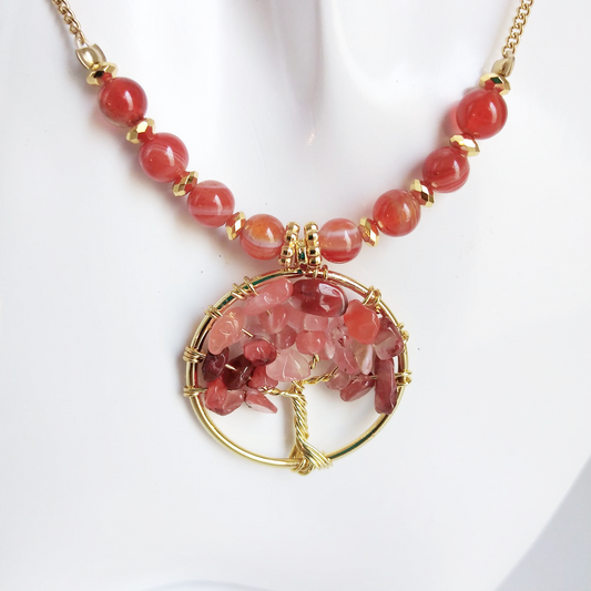 Collier en cornaline naturelle avec pendentif Arbre de Vie doré. Vitalité, courage, ancrage & élégance. Bijou énergétique & raffiné.