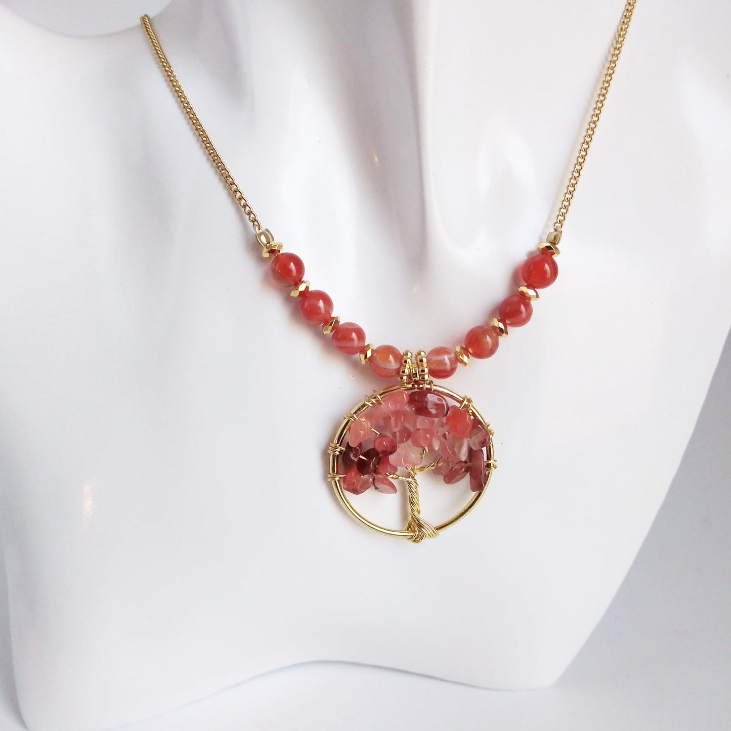 Collier en cornaline naturelle avec pendentif Arbre de Vie doré. Vitalité, courage, ancrage & élégance. Bijou énergétique & raffiné.