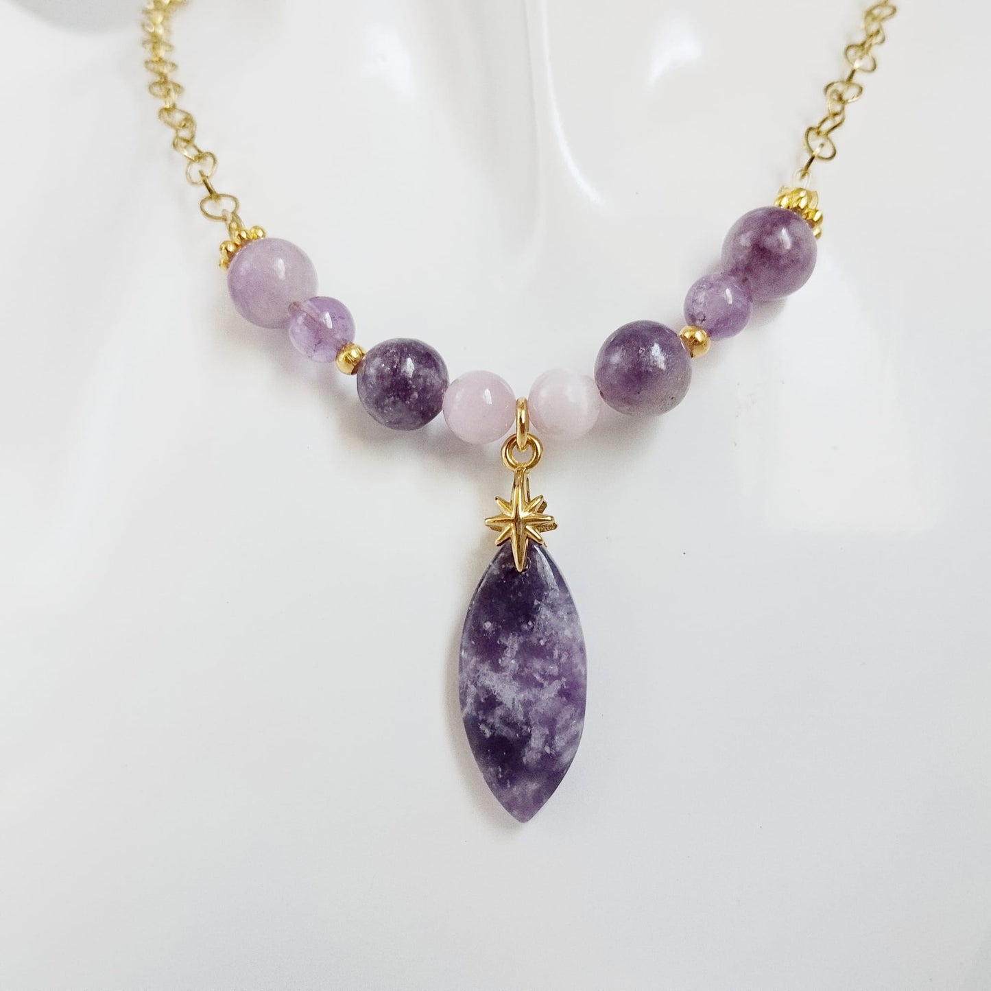 Découvrez ce collier doré exclusif mariant Lépidolite, Améthyste et Kunzite. Un bijou énergétique unique pour apaiser l'esprit, libérer le stress et sublimer votre aura au quotidien.