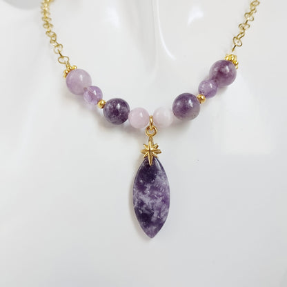 Découvrez ce collier doré exclusif mariant Lépidolite, Améthyste et Kunzite. Un bijou énergétique unique pour apaiser l'esprit, libérer le stress et sublimer votre aura au quotidien.