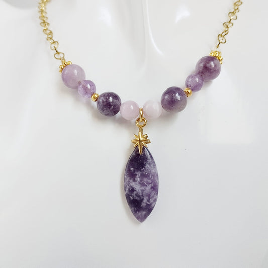 Découvrez ce collier doré exclusif mariant Lépidolite, Améthyste et Kunzite. Un bijou énergétique unique pour apaiser l'esprit, libérer le stress et sublimer votre aura au quotidien.