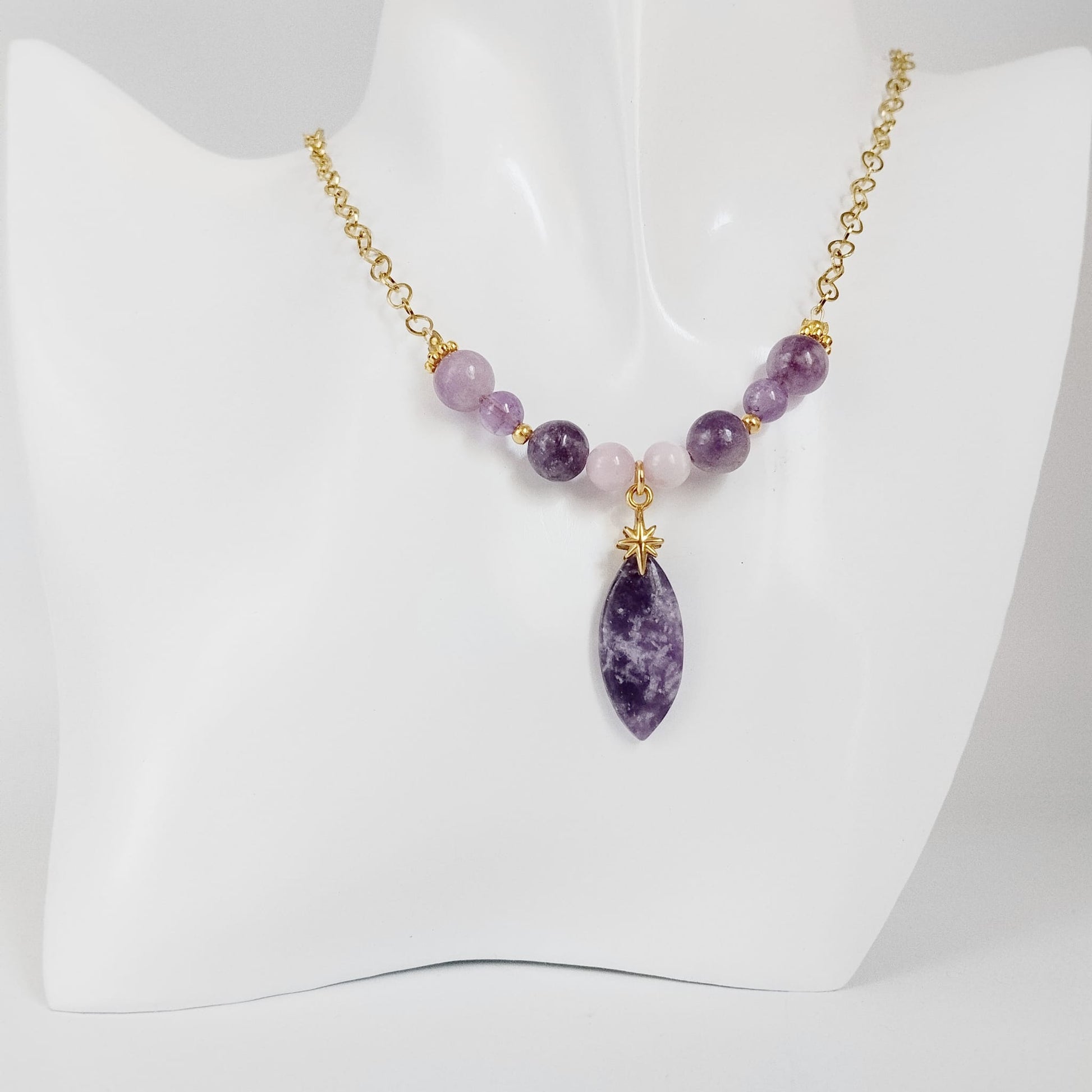Découvrez ce collier doré exclusif mariant Lépidolite, Améthyste et Kunzite. Un bijou énergétique unique pour apaiser l'esprit, libérer le stress et sublimer votre aura au quotidien.
