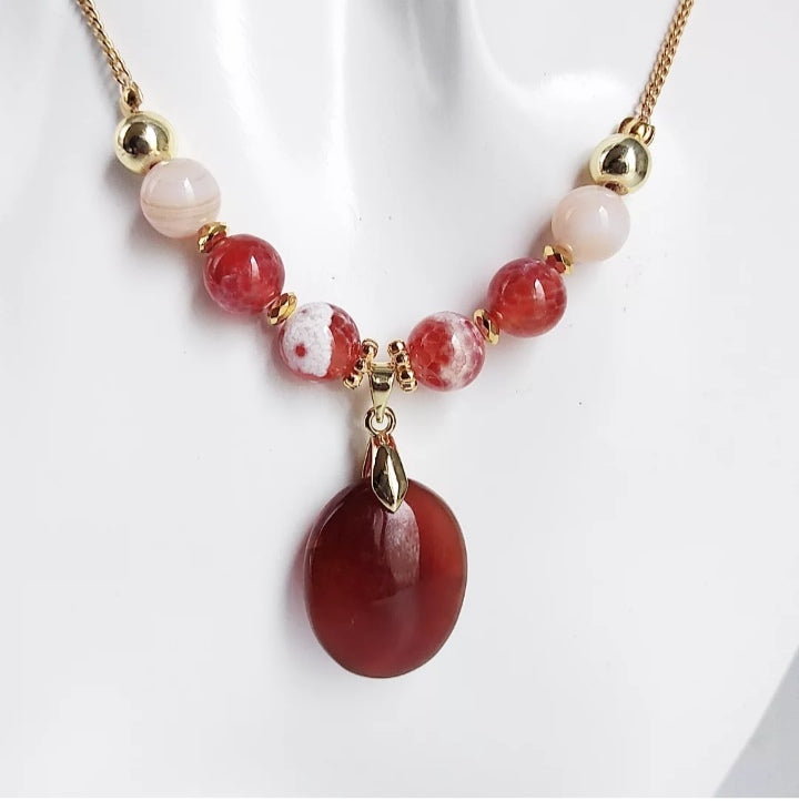 Collier en Agate de Feu et Cornaline : pierres naturelles pour vitalité, protection et confiance. Énergie positive et ancrage quotidien.