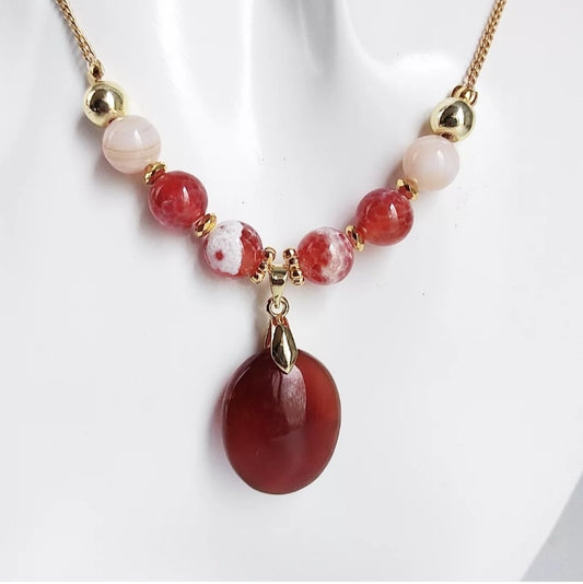 Collier en Agate de Feu et Cornaline : pierres naturelles pour vitalité, protection et confiance. Énergie positive et ancrage quotidien.