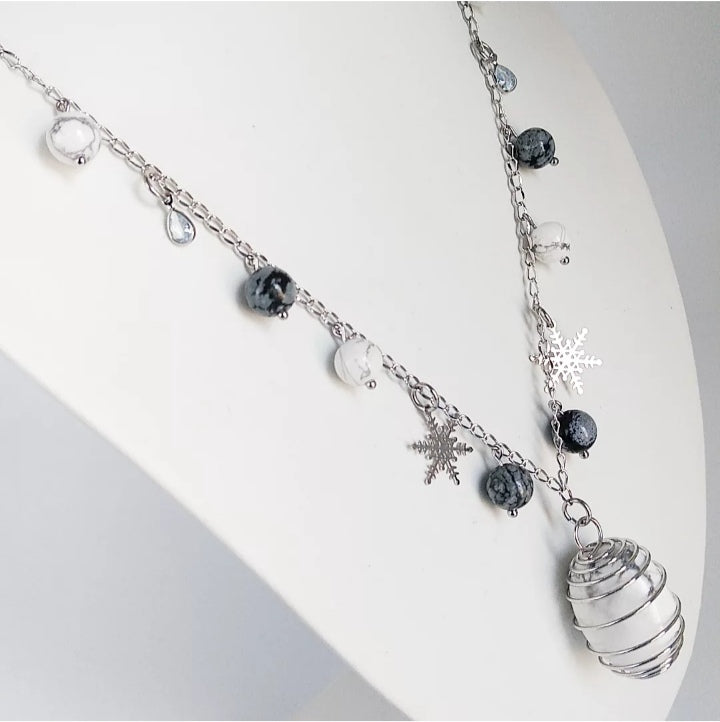 Collier en Howlite et Obsidienne Neige – un bijou apaisant qui équilibre les émotions, renforce la confiance et apporte sérénité et harmonie intérieure.