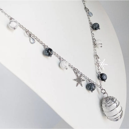 Collier en Howlite et Obsidienne Neige – un bijou apaisant qui équilibre les émotions, renforce la confiance et apporte sérénité et harmonie intérieure.