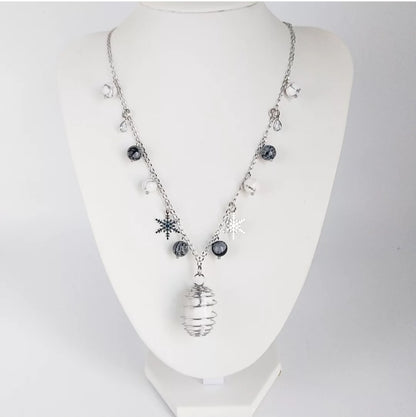 Collier en Howlite et Obsidienne Neige – un bijou apaisant qui équilibre les émotions, renforce la confiance et apporte sérénité et harmonie intérieure.