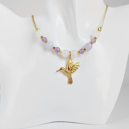 Découvrez notre collier Colibri en Jade blanc, Calcédoine et Améthyste. Un bijou artisanal en pierres naturelles synonyme de sérénité, clarté et douceur.
