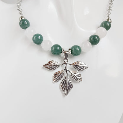 Collier en jade du Guatemala et jade blanc 8 mm. Pierre naturelle symbole d’harmonie et de protection. Longueur 43 cm + extension 5 cm. Bijou élégant et énergétique.