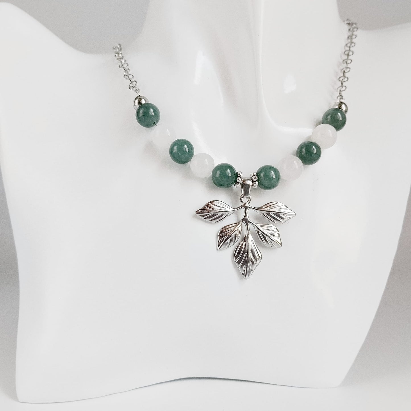 Collier en jade du Guatemala et jade blanc 8 mm. Pierre naturelle symbole d’harmonie et de protection. Longueur 43 cm + extension 5 cm. Bijou élégant et énergétique.