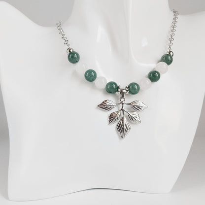 Collier en jade du Guatemala et jade blanc 8 mm. Pierre naturelle symbole d’harmonie et de protection. Longueur 43 cm + extension 5 cm. Bijou élégant et énergétique.