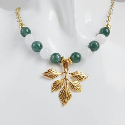 Collier en jade du Guatemala et jade blanc 8 mm. Pierre naturelle symbole d’harmonie et de protection. Longueur 43 cm + extension 5 cm. Bijou élégant et énergétique.