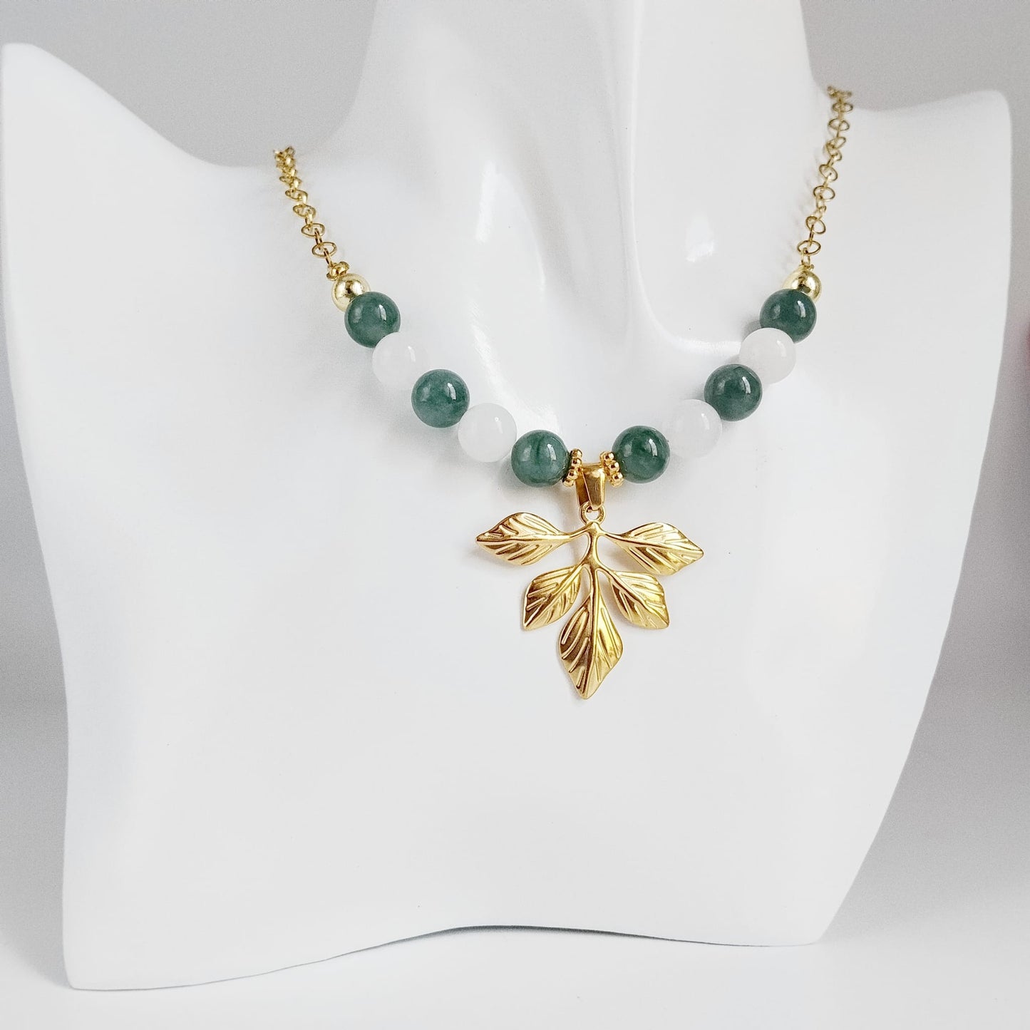 Collier en jade du Guatemala et jade blanc 8 mm. Pierre naturelle symbole d’harmonie et de protection. Longueur 43 cm + extension 5 cm. Bijou élégant et énergétique.