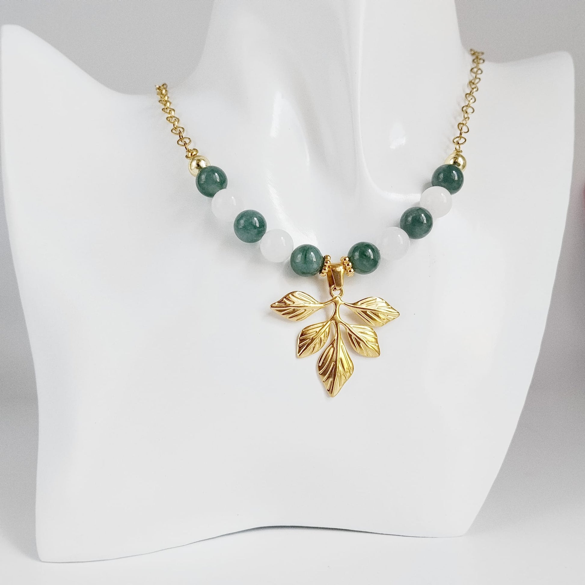 Collier en jade du Guatemala et jade blanc 8 mm. Pierre naturelle symbole d’harmonie et de protection. Longueur 43 cm + extension 5 cm. Bijou élégant et énergétique.