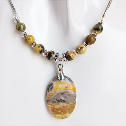 Collier en jaspe Bumblebee naturel – pierre d’énergie et de confiance. Idéal pour favoriser la motivation, la clarté mentale et la protection au quotidien.