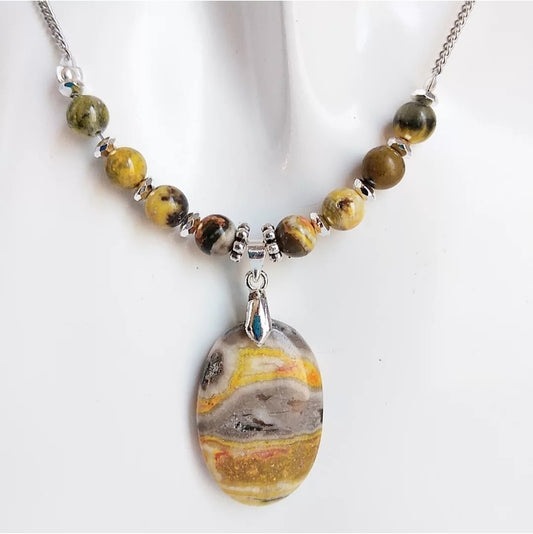 Collier en jaspe Bumblebee naturel – pierre d’énergie et de confiance. Idéal pour favoriser la motivation, la clarté mentale et la protection au quotidien.