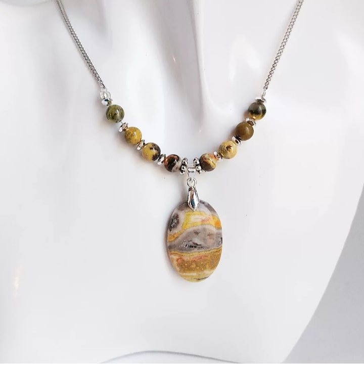 Collier en jaspe Bumblebee naturel – pierre d’énergie et de confiance. Idéal pour favoriser la motivation, la clarté mentale et la protection au quotidien.