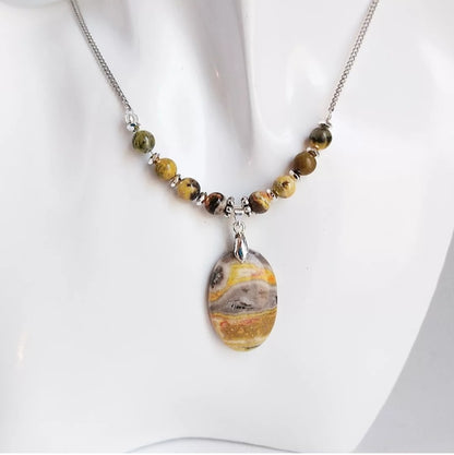 Collier en jaspe Bumblebee naturel – pierre d’énergie et de confiance. Idéal pour favoriser la motivation, la clarté mentale et la protection au quotidien.