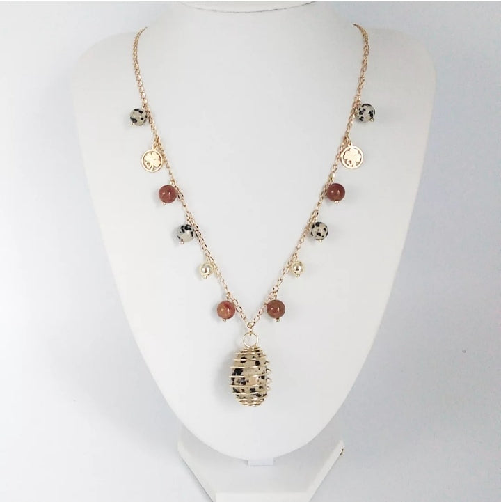 Découvrez le collier Jaspe Dalmatien & Jaspe Orbiculaire, un bijou en pierres naturelles favorisant équilibre, optimisme et protection. Création artisanale en acier inoxydable doré.