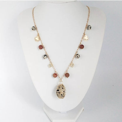 Découvrez le collier Jaspe Dalmatien & Jaspe Orbiculaire, un bijou en pierres naturelles favorisant équilibre, optimisme et protection. Création artisanale en acier inoxydable doré.