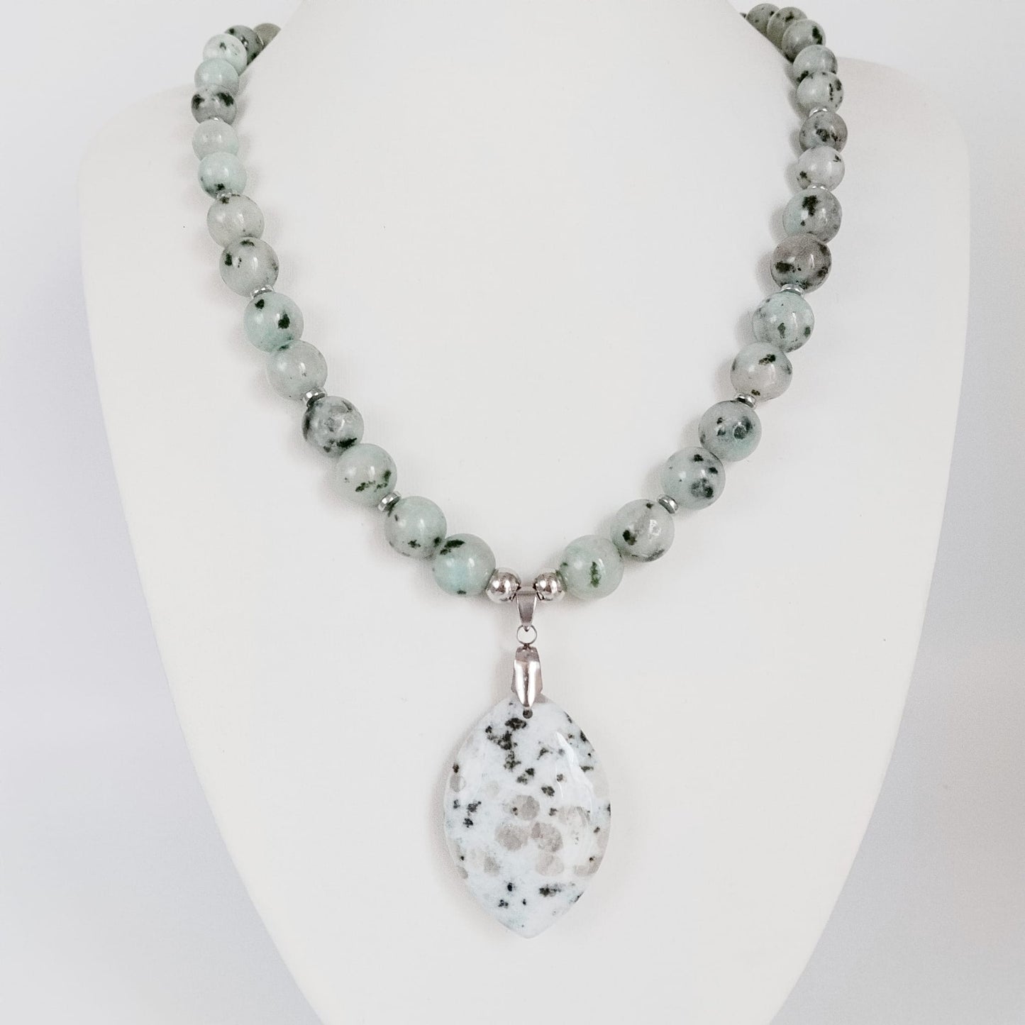 Découvrez le collier en Jaspe Kiwi naturel. Une pierre d'équilibre et d'anti-stress idéale pour apaiser le mental, favoriser le sommeil et retrouver la joie.