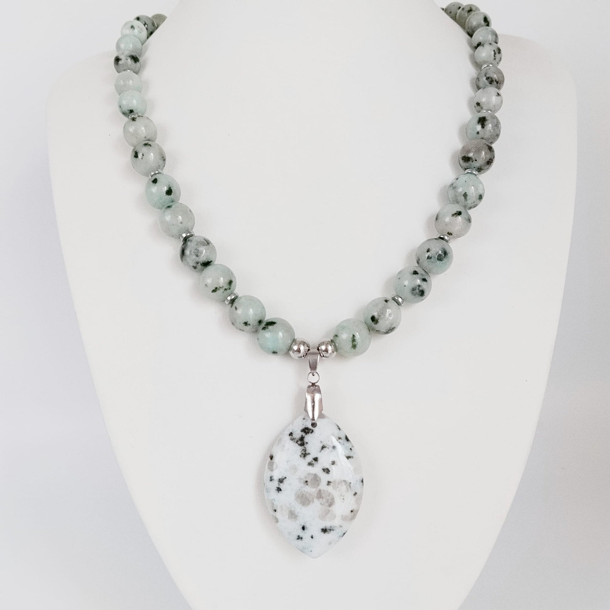 Découvrez le collier en Jaspe Kiwi naturel. Une pierre d'équilibre et d'anti-stress idéale pour apaiser le mental, favoriser le sommeil et retrouver la joie.