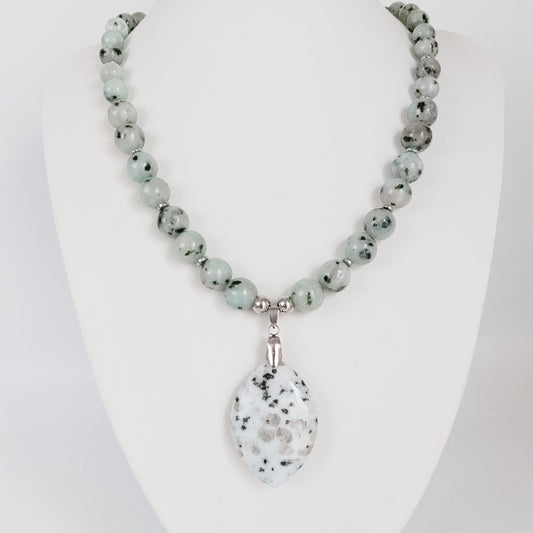 Découvrez le collier en Jaspe Kiwi naturel. Une pierre d'équilibre et d'anti-stress idéale pour apaiser le mental, favoriser le sommeil et retrouver la joie.