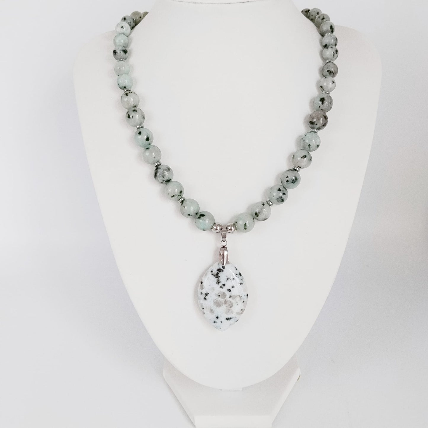 Découvrez le collier en Jaspe Kiwi naturel. Une pierre d'équilibre et d'anti-stress idéale pour apaiser le mental, favoriser le sommeil et retrouver la joie.