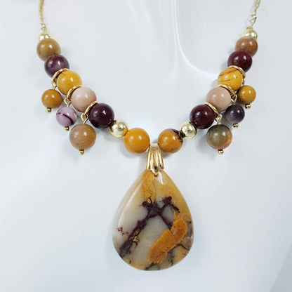 Découvrez notre parure collier et boucles d'oreilles en Jaspe Mokaïte d'Australie. Vitalité, ancrage, protection et sérénité.