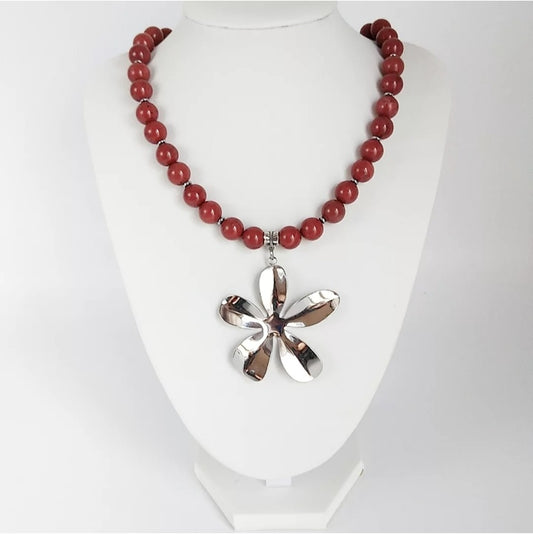 Collier en jaspe rouge naturel avec pendentif fleur en acier inoxydable, perles rondes de 10 mm, bijou énergétique et raffiné.