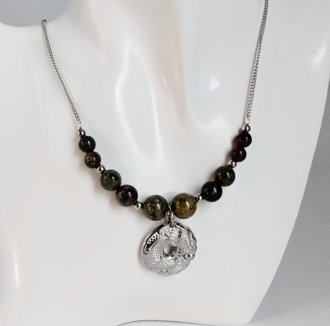 Collier en Agate Sang de Dragon avec pendentif Dragon. Pierre d’ancrage, de force et de confiance. Bijou énergétique en acier inoxydable, idéal pour le bien-être.