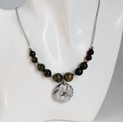 Collier en Agate Sang de Dragon avec pendentif Dragon. Pierre d’ancrage, de force et de confiance. Bijou énergétique en acier inoxydable, idéal pour le bien-être.
