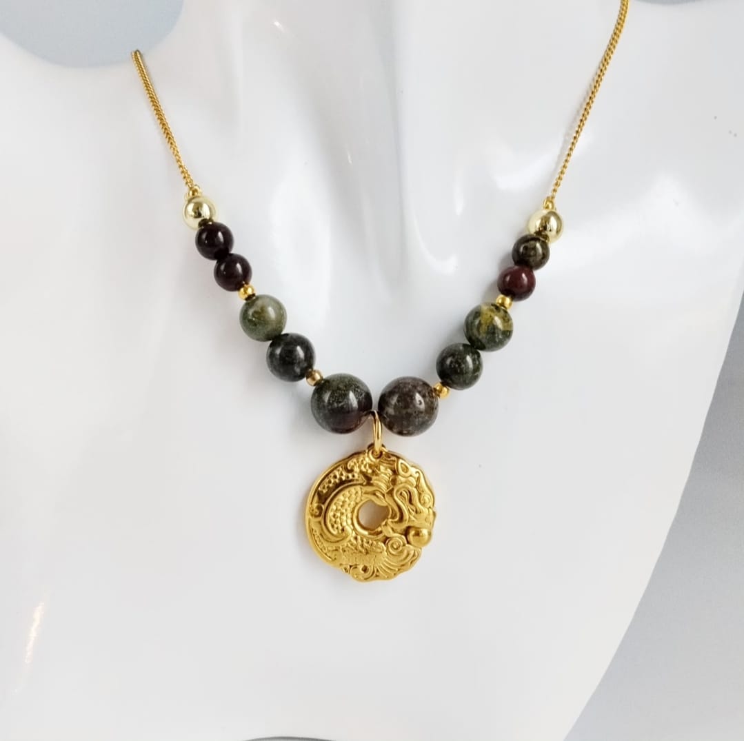 Collier en Agate Sang de Dragon avec pendentif Dragon. Pierre d’ancrage, de force et de confiance. Bijou énergétique en acier inoxydable, idéal pour le bien-être.
