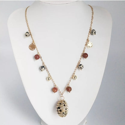Découvrez le collier Jaspe Dalmatien & Jaspe Orbiculaire, un bijou en pierres naturelles favorisant équilibre, optimisme et protection. Création artisanale en acier inoxydable doré.