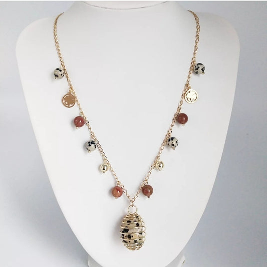Découvrez le collier Jaspe Dalmatien & Jaspe Orbiculaire, un bijou en pierres naturelles favorisant équilibre, optimisme et protection. Création artisanale en acier inoxydable doré.