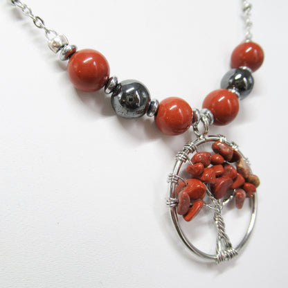 Collier Jaspe rouge Hématite - Arbre de vie  https://monjolicaillou.fr/products/collier-jaspe-rouge-hematite-arbre-de-vie  Élégant collier avec un pendentif en Jaspe rouge et Hématite, représentant l'arbre de vie.