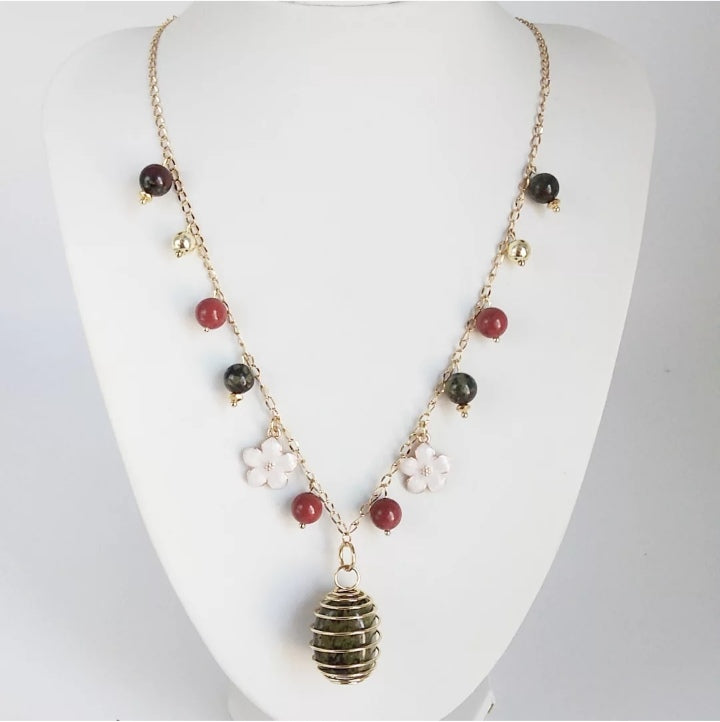 Découvrez le collier en pierre naturelle Jaspe sang de dragon et Jaspe rouge, symbole de force, vitalité et confiance. Un bijou énergétique unique pour s’ancrer et avancer avec courage.