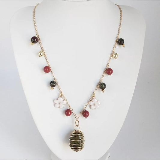 Découvrez le collier en pierre naturelle Jaspe sang de dragon et Jaspe rouge, symbole de force, vitalité et confiance. Un bijou énergétique unique pour s’ancrer et avancer avec courage.