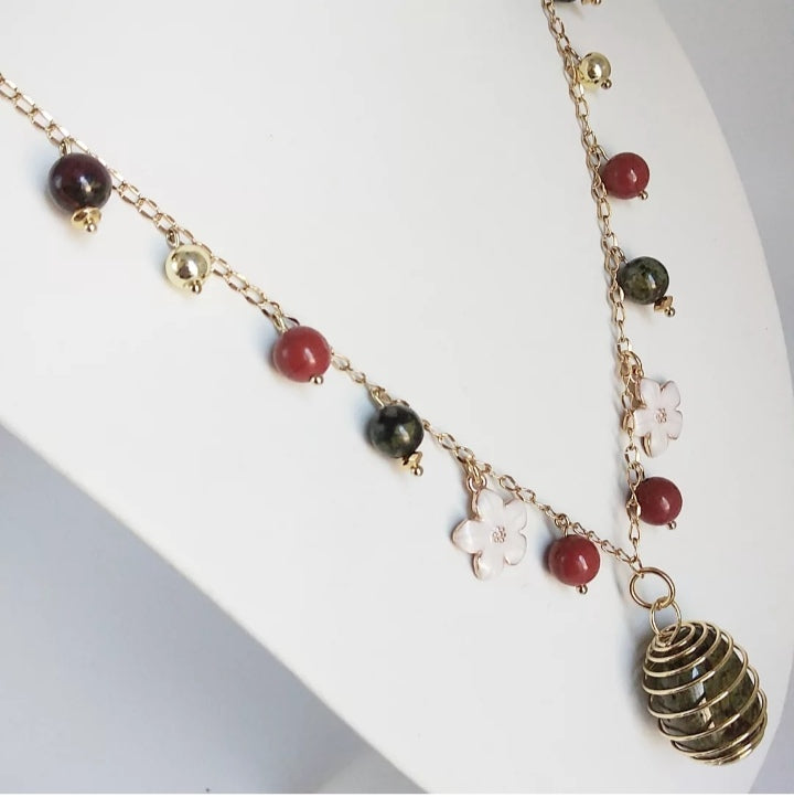 Découvrez le collier en pierre naturelle Jaspe sang de dragon et Jaspe rouge, symbole de force, vitalité et confiance. Un bijou énergétique unique pour s’ancrer et avancer avec courage.