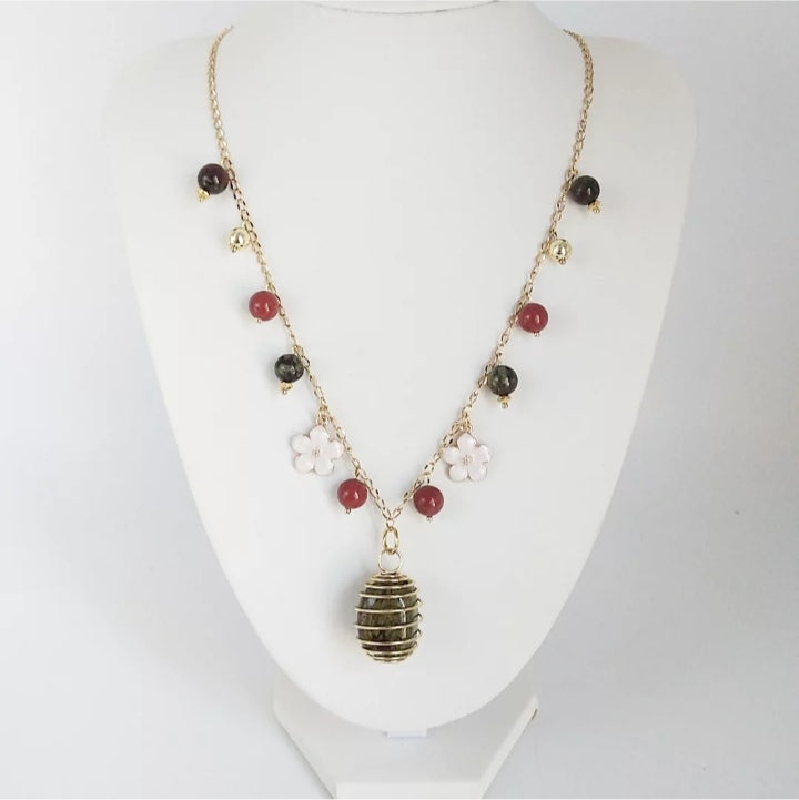 Découvrez le collier en pierre naturelle Jaspe sang de dragon et Jaspe rouge, symbole de force, vitalité et confiance. Un bijou énergétique unique pour s’ancrer et avancer avec courage.