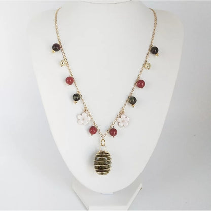 Découvrez le collier en pierre naturelle Jaspe sang de dragon et Jaspe rouge, symbole de force, vitalité et confiance. Un bijou énergétique unique pour s’ancrer et avancer avec courage.