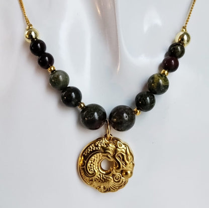 Collier en Agate Sang de Dragon avec pendentif Dragon. Pierre d’ancrage, de force et de confiance. Bijou énergétique en acier inoxydable, idéal pour le bien-être.