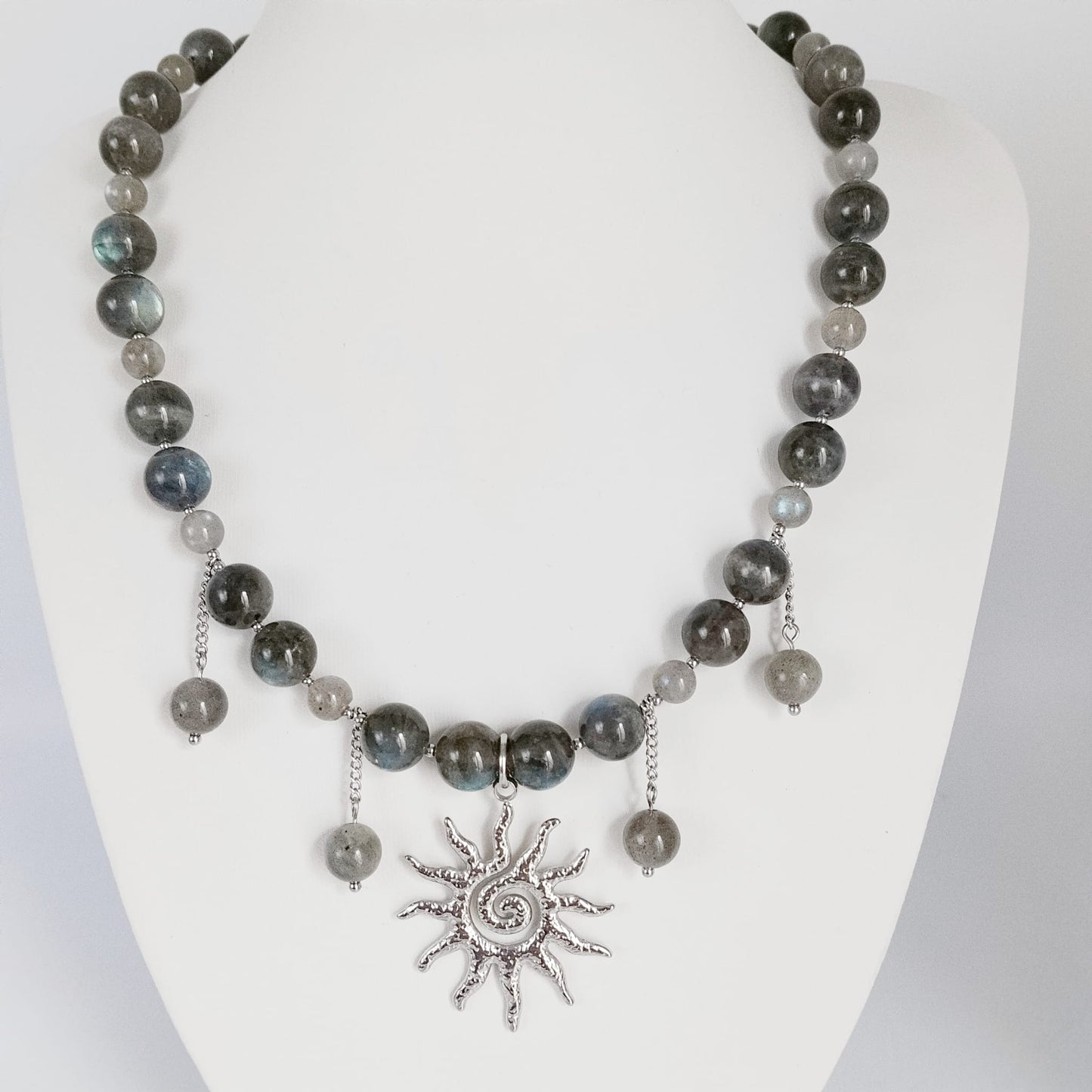 Découvrez notre parure en Labradorite naturelle AA & AAA, aux magnifiques reflets irisés. Un bijou élégant associé à la protection et à l’intuition en lithothérapie.