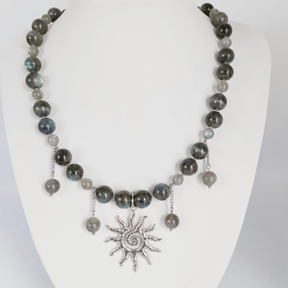 Découvrez notre parure en Labradorite naturelle AA & AAA, aux magnifiques reflets irisés. Un bijou élégant associé à la protection et à l’intuition en lithothérapie.
