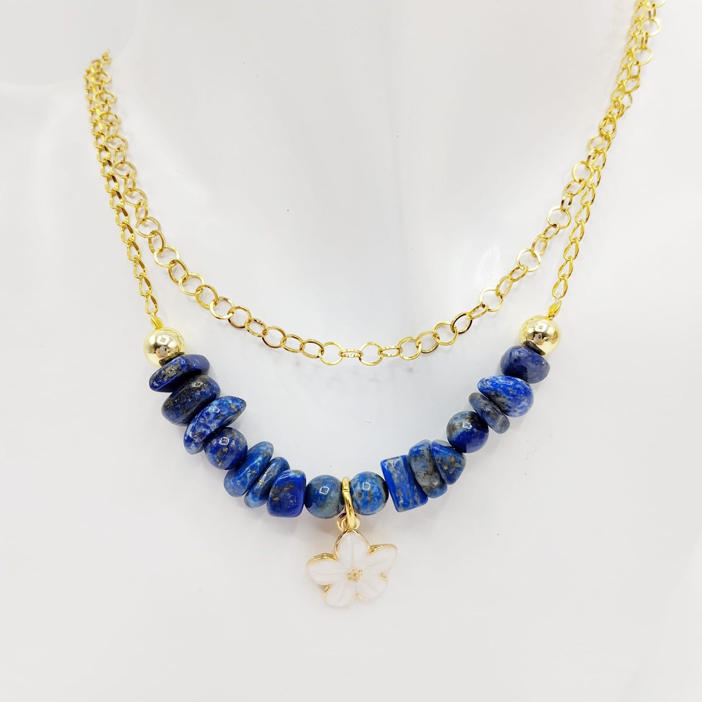 Découvrez notre collier en pierre naturelle lapis lazuli, symbole de sagesse, intuition et sérénité. Un bijou énergétique pour la confiance en soi et la paix intérieure.