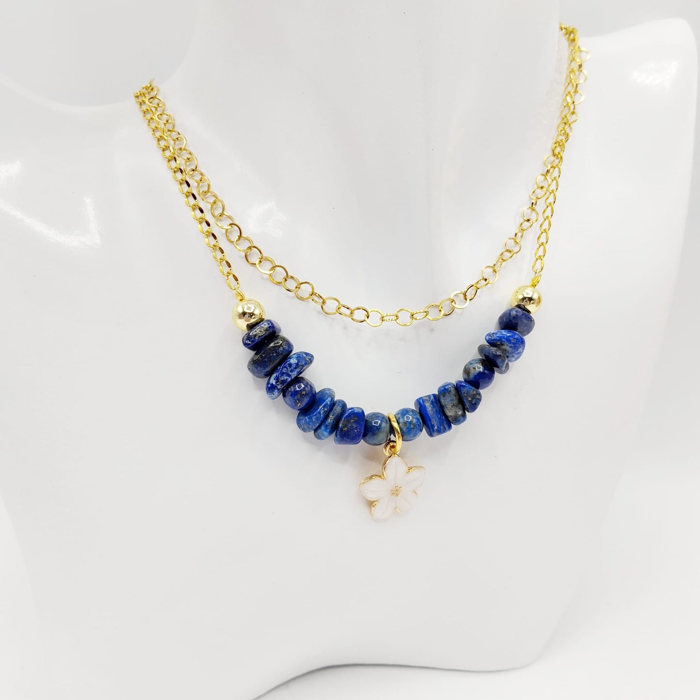 Découvrez notre collier en pierre naturelle lapis lazuli, symbole de sagesse, intuition et sérénité. Un bijou énergétique pour la confiance en soi et la paix intérieure.