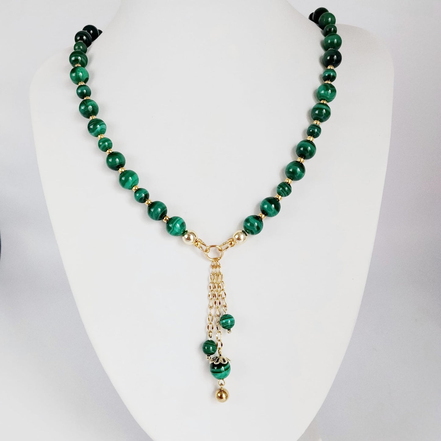 Collier en Malachite naturelle : pierre de protection, d’équilibre émotionnel et de confiance en soi. Bijou élégant aux vertus énergétiques puissantes.